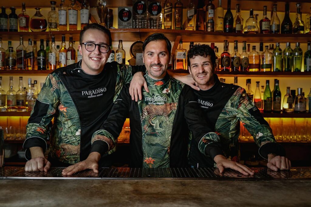 Gabriele Armani con il titolare del Paradiso Giacomo Giannotti e Federico Lombardi head bartender