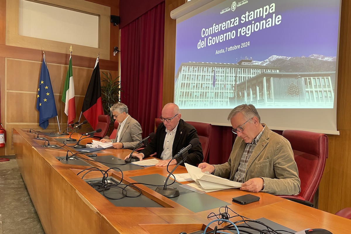 La conferenza stampa di Giunta regionale. Da sx: Bertschy, Testolin e Grosjacques