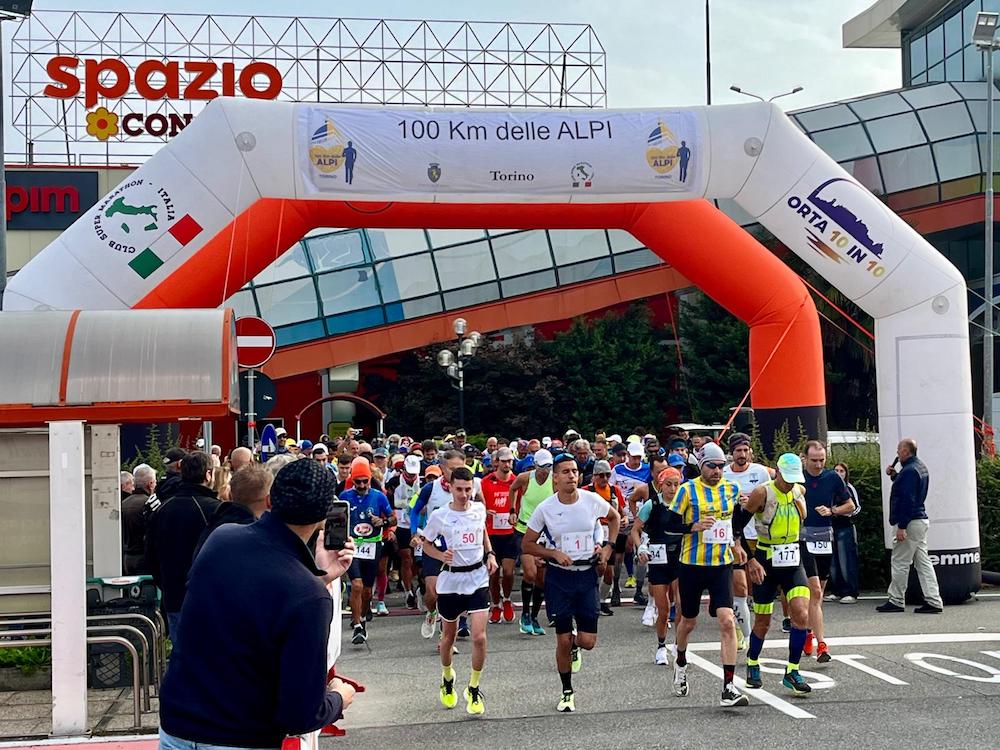 La partenza dei 100 km delle Alpi