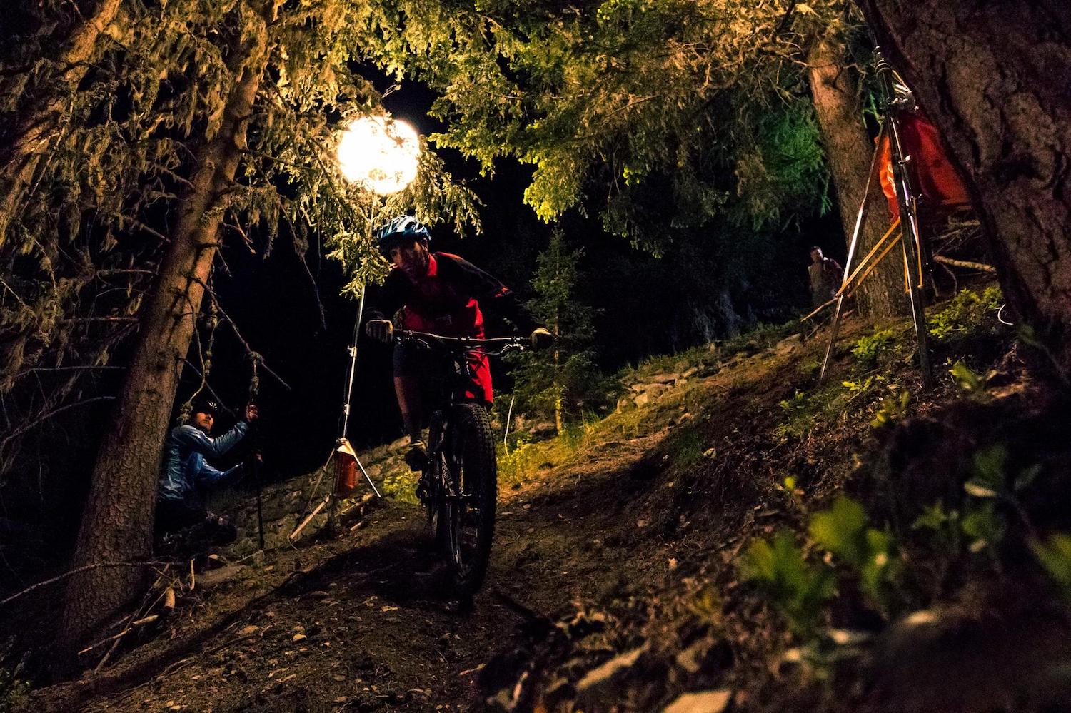 Scatto del durante il primo test di notturna Foto di Daniele Foresi La Thuile Bike World