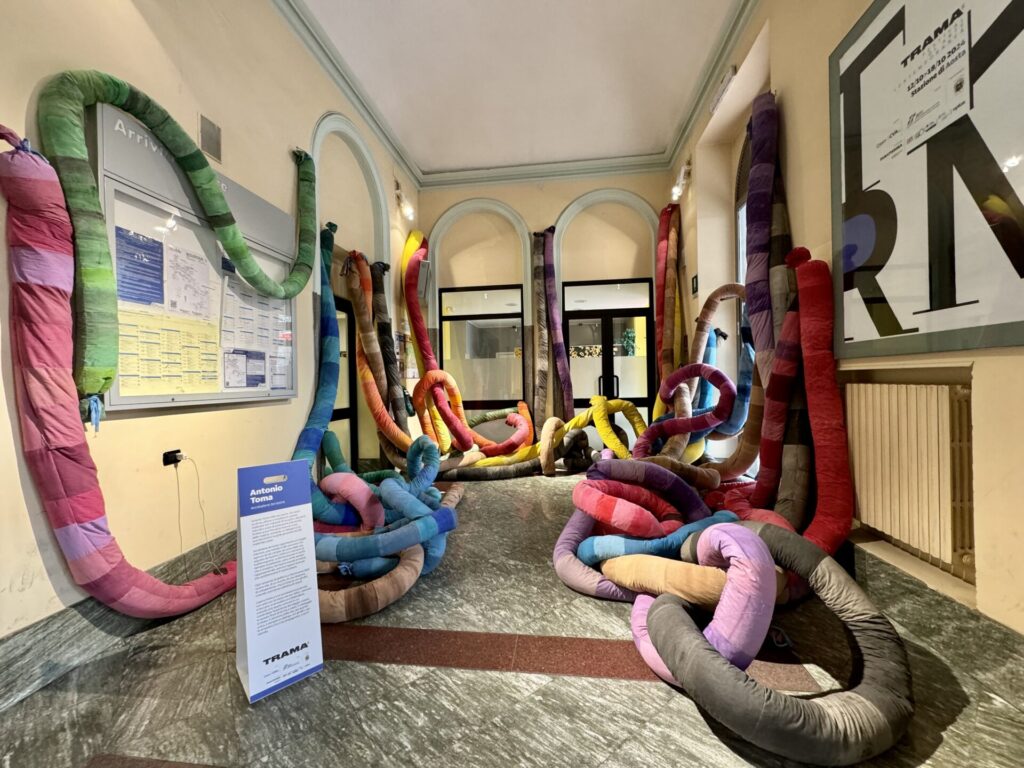 Le opere di Tramà colorano la stazione di Aosta