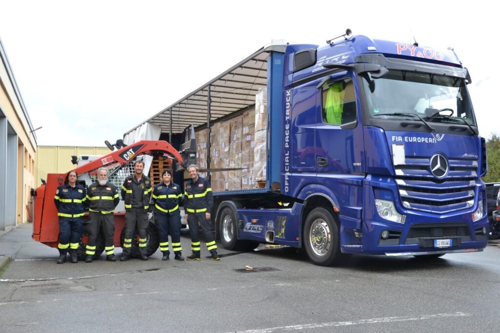 I vigili del fuoco volontari donano delle uniformi ai Bomberos del Paraguay