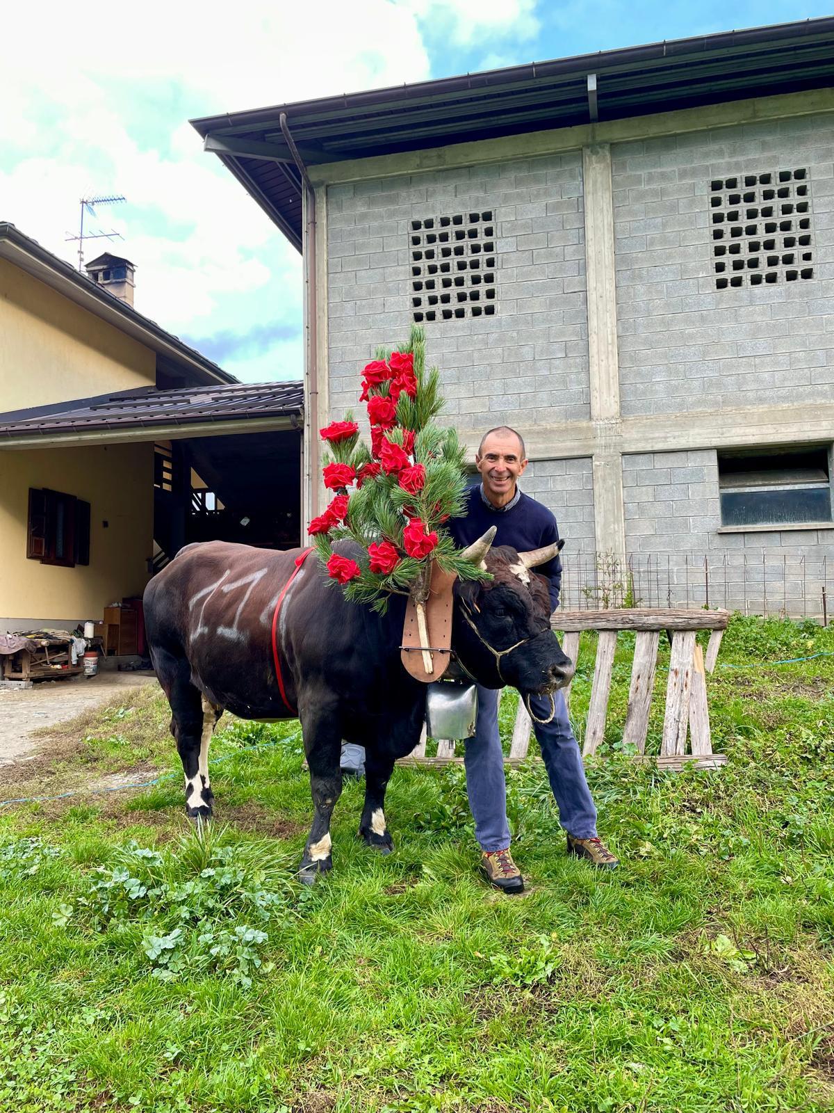 Italo Arlian con Tiky davanti alla stalla di Nus