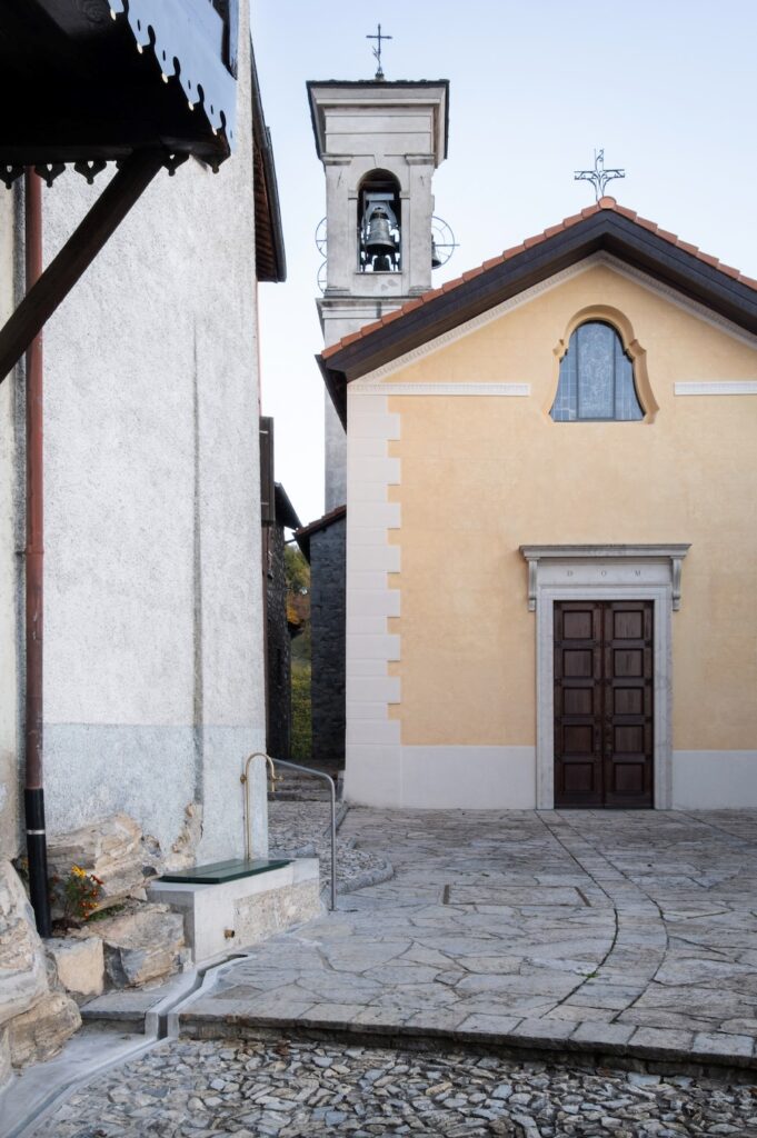 StudioSer intervento con la panchina fontana nella piazza della chiesa di Monte