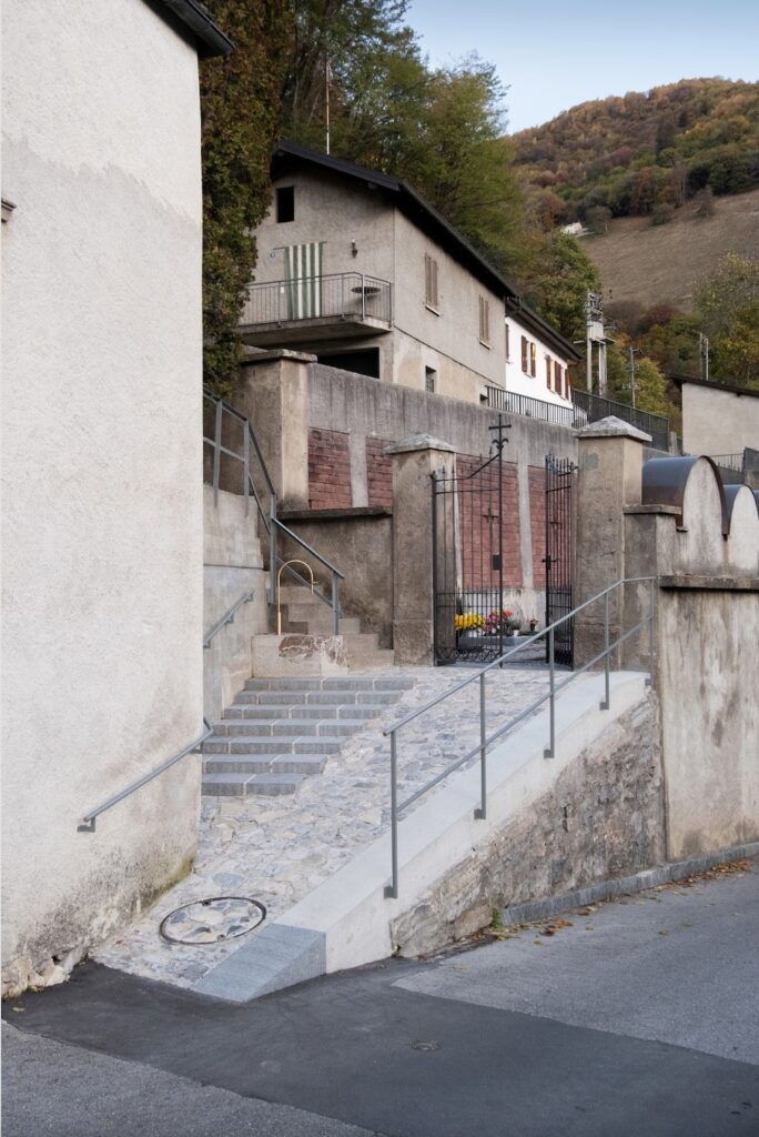 StudioSer la rampa di accesso e la fontana al cimitero di Monte