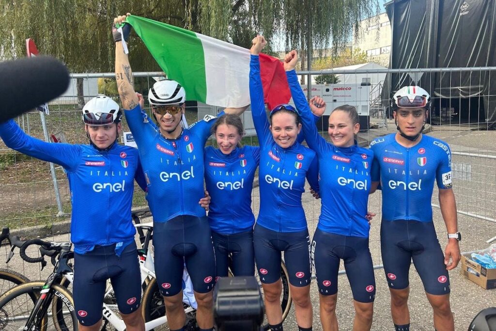 I fratelli Agostinacchio festeggiano la vittoria nella staffetta mista agli Europei