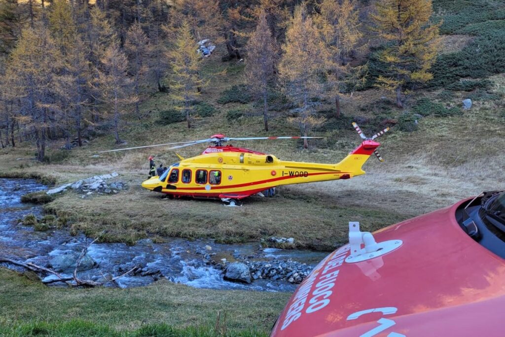 I soccorsi in azione a Saint-Rhémy-en-Bosses dove è precipitato l