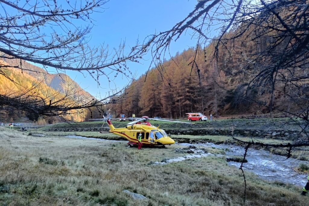 I soccorsi in azione a Saint-Rhémy-en-Bosses dove è precipitato l