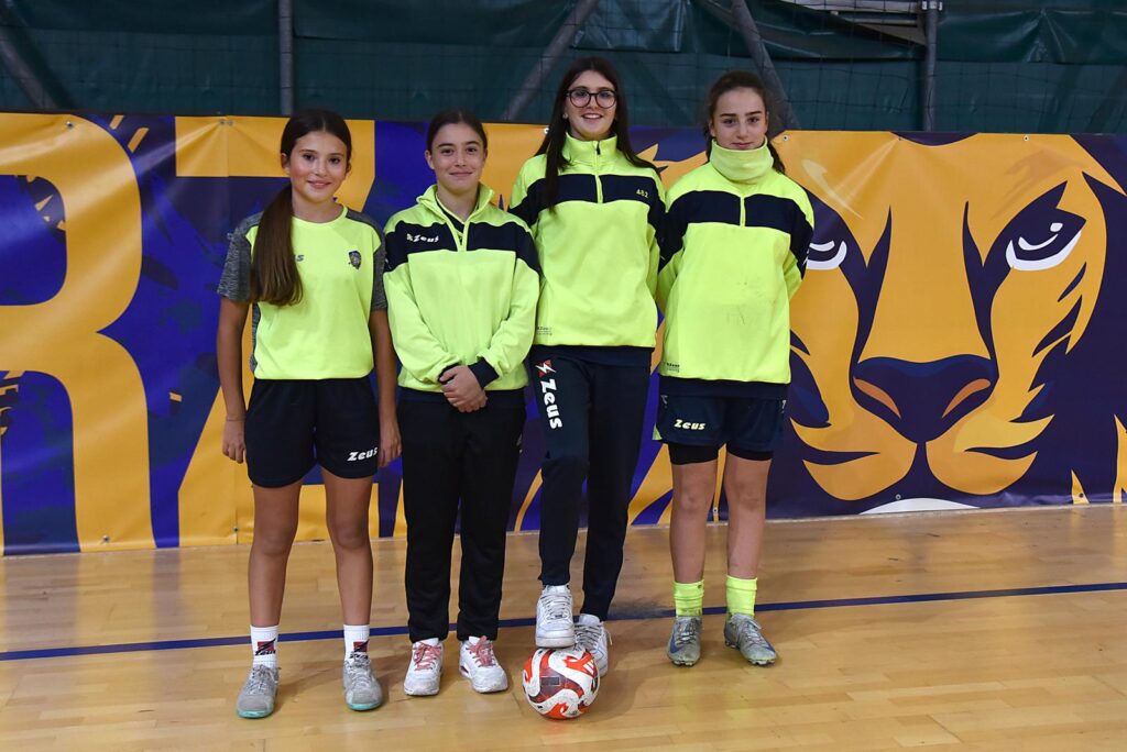 Quattro giovani ragazze dell’Aosta Calcio in allenamento con il Milan