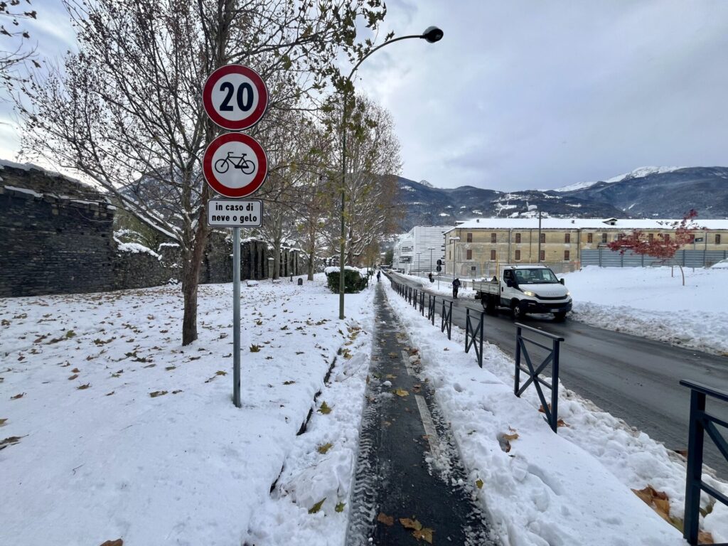 Prima neve, primi disagi ad Aosta: “Stiamo lavorando, si torna alla normalità”