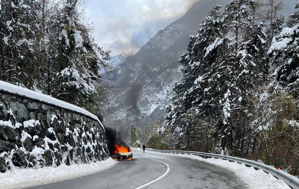 Un furgone in fiamme lungo la regionale della Valtournenche