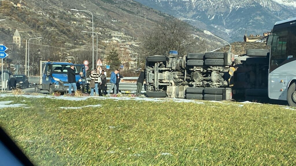 Un camion si rovescia nella rotonda per lo svincolo autostradale a Sarre