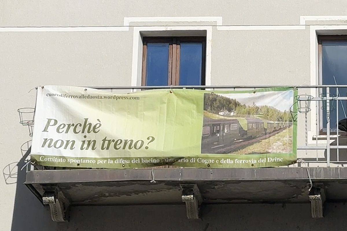 Lo striscione sul trenino di Cogne