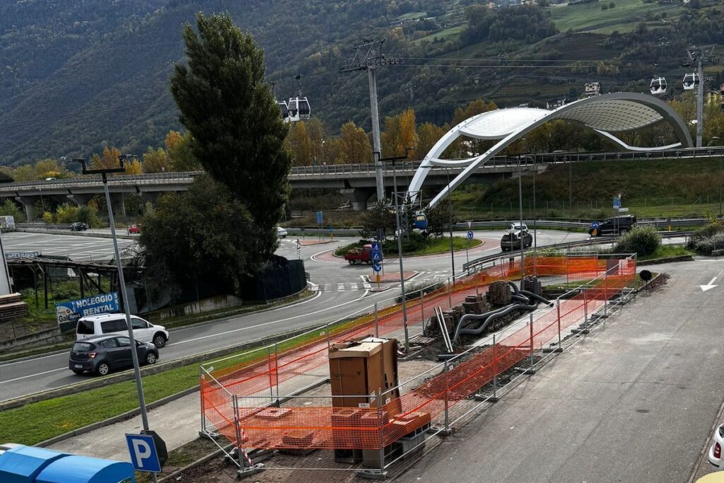 La stazione di ricarica che sta realizzando Enel X in via dalla Chiesa, ad Aosta