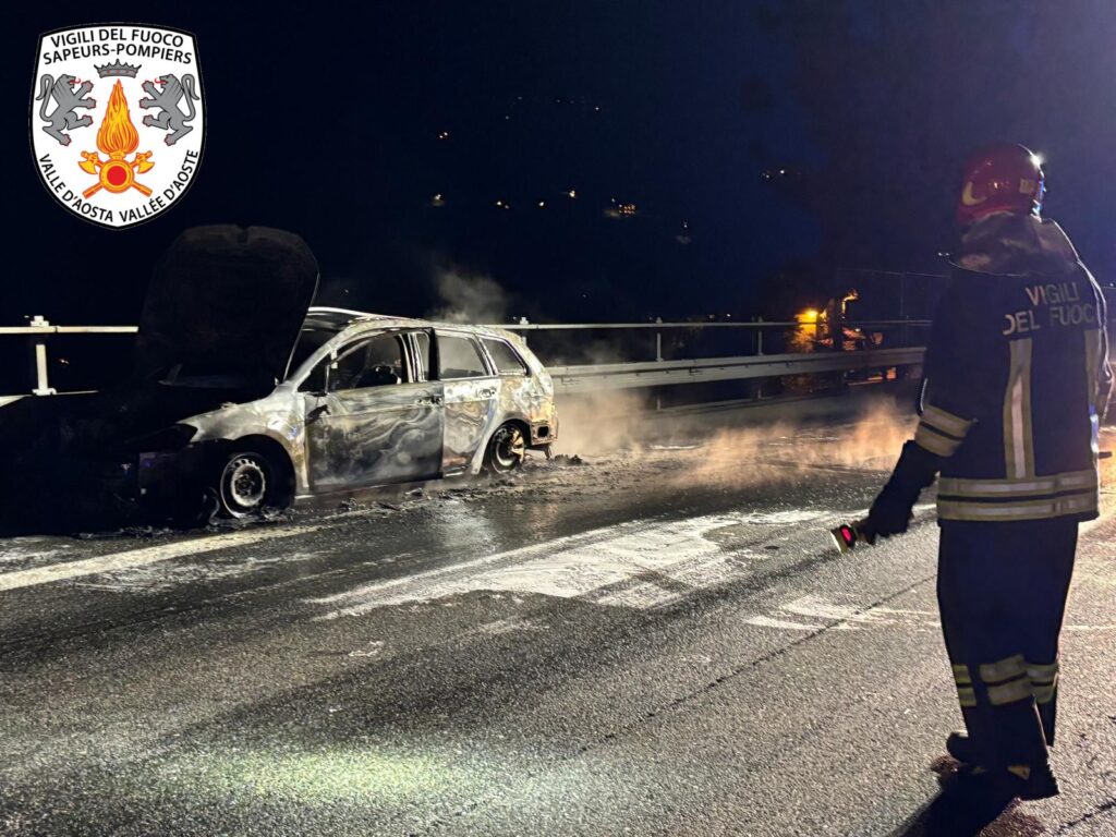 Auto in fiamme sull’autostrada A5 a Montjovet