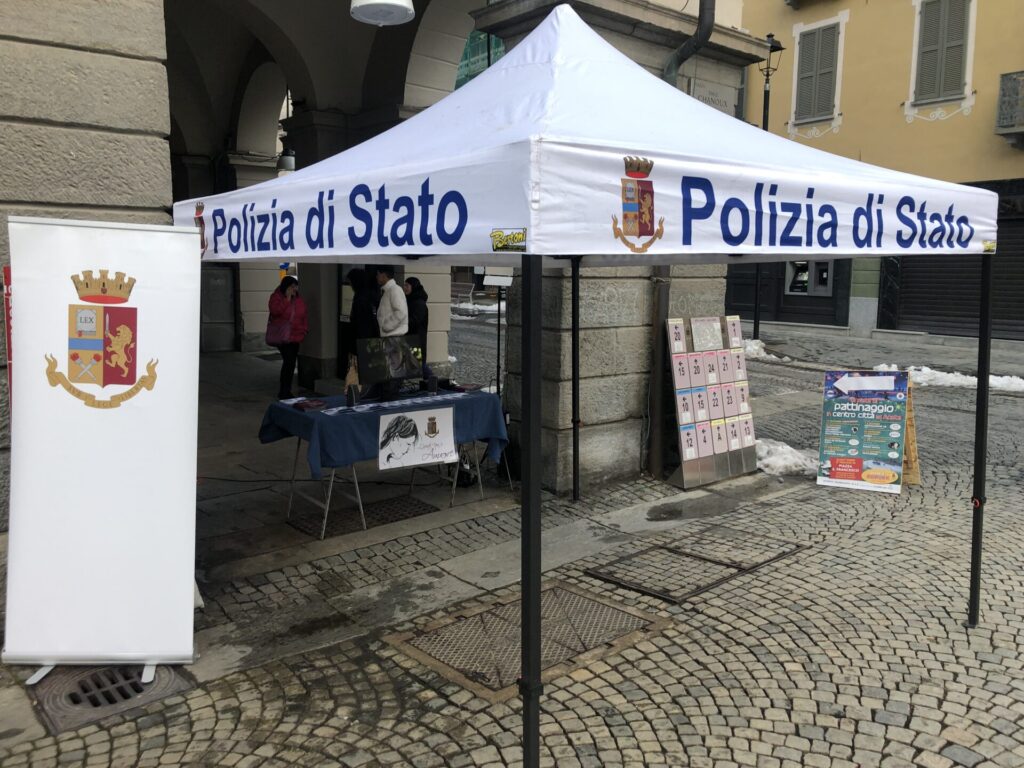 Violenza di genere, la Polizia in piazza per spiegare che “questo non è amore”