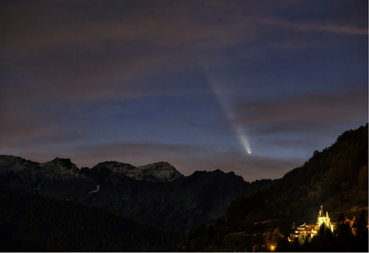 La cometa Tsuchishan-ATLAS (C/2023 A3) fotografata dalla Valle d’Aosta il 13 ottobre scorso. Cortesia Alessandro Cipolat Bares per la Fondazione C. Fillietroz-ONLUS