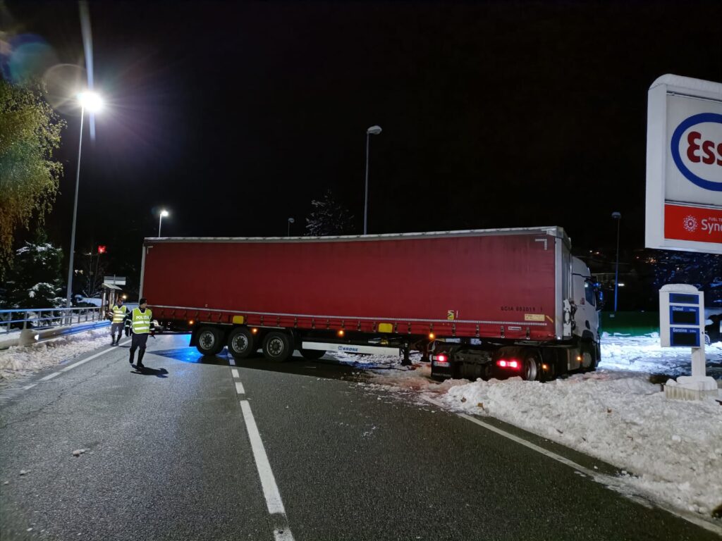 Traffico in tilt ieri sera a Sarre: tir si blocca sulla Statale 26 per la neve