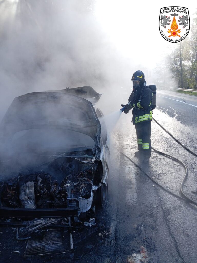 Un’auto prende fuoco a Antey-Saint-André, illesi i due passeggeri