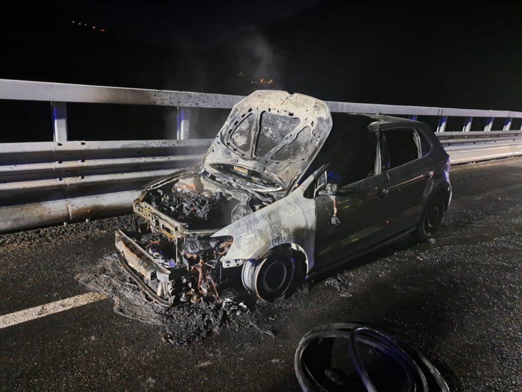 Auto in fiamme sulla Statale 27