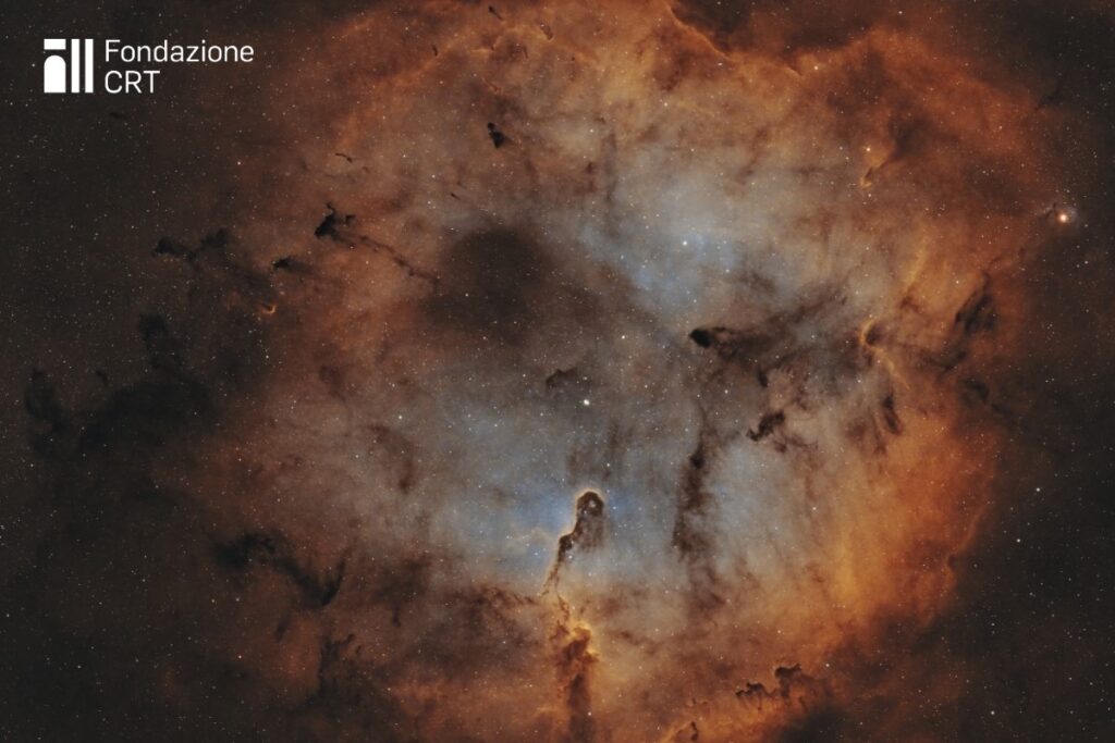 Nell’immagine: IC 1396, ammasso aperto associato a una nebulosa diffusa nella costellazione di Cefeo, fotografato da Saint-Barthélemy. Questa ripresa ha vinto il 3° premio al concorso di astrofotografia del 32° Star Party (27-29 settembre 2024). Cortesia Simone Demontis per la Fondazione C. Fillietroz-ONLUS