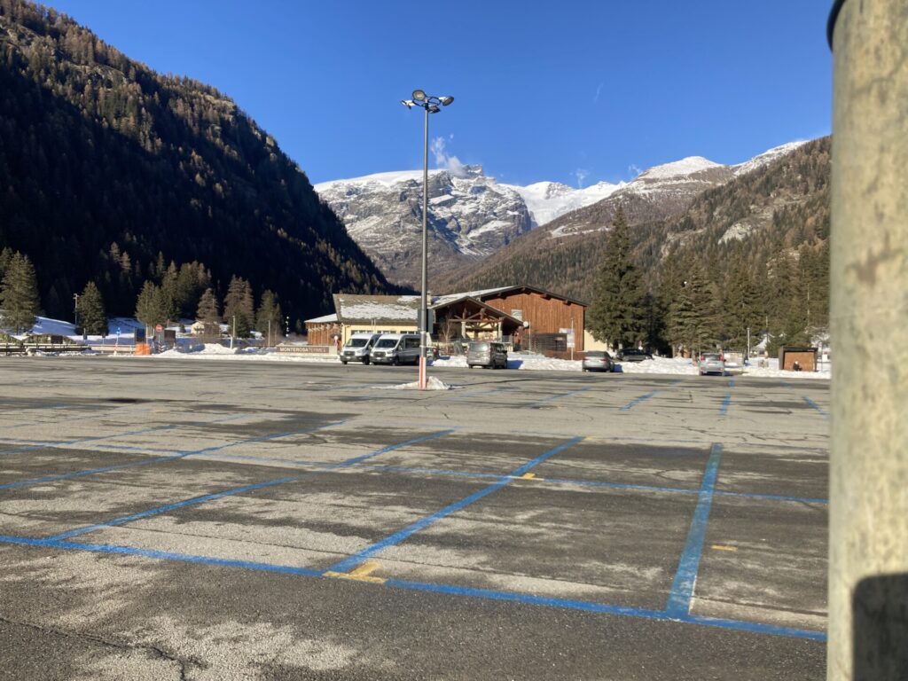 Ayas introduce parcheggi a pagamento in vista della stagione invernale