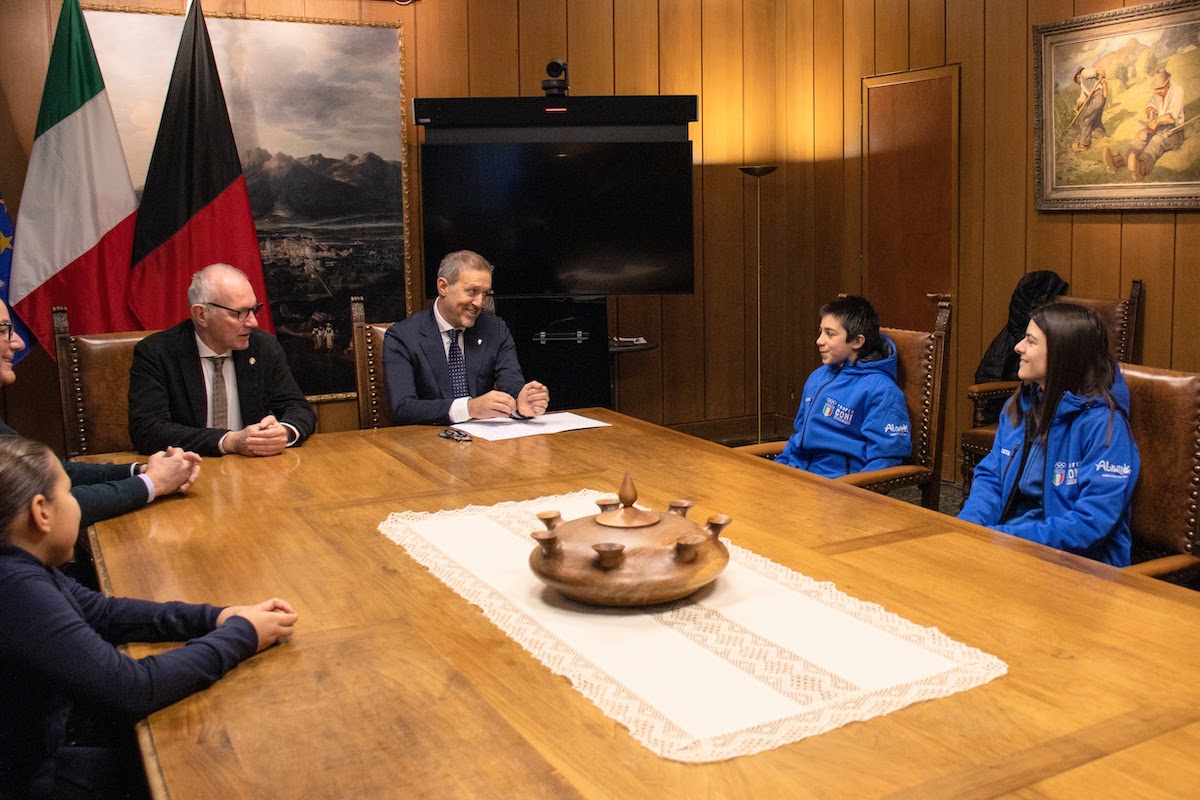 La consegna della bandiera valdostana ai giovani atleti del Trofeo Winter Coni - Ufficio Stampa Regione Autonoma Valle d'Aosta