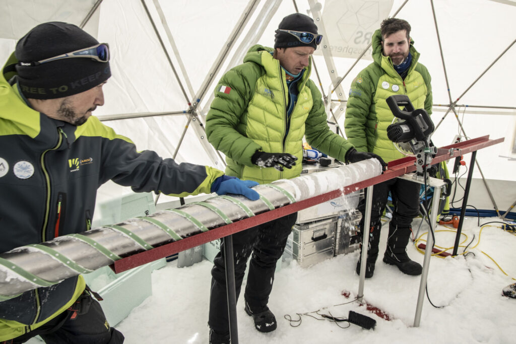 Progetto Ice Memory - la carota di ghiaccio estratta