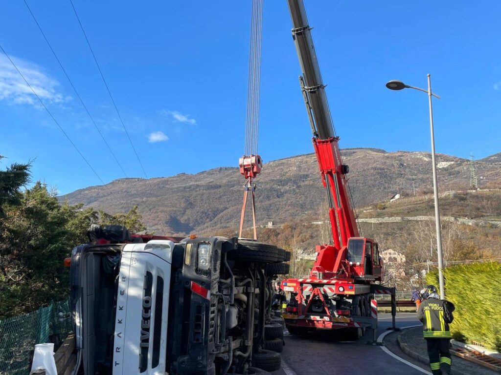 Un camion si rovescia sulla regionale per Verrayes, autista soccorso dal 118