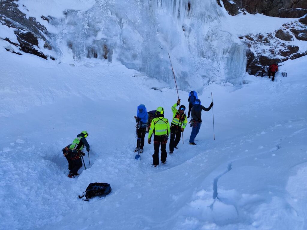 Valtournenche, valanga sulla cascata Miriur des Glaces: otto persone coinvolte