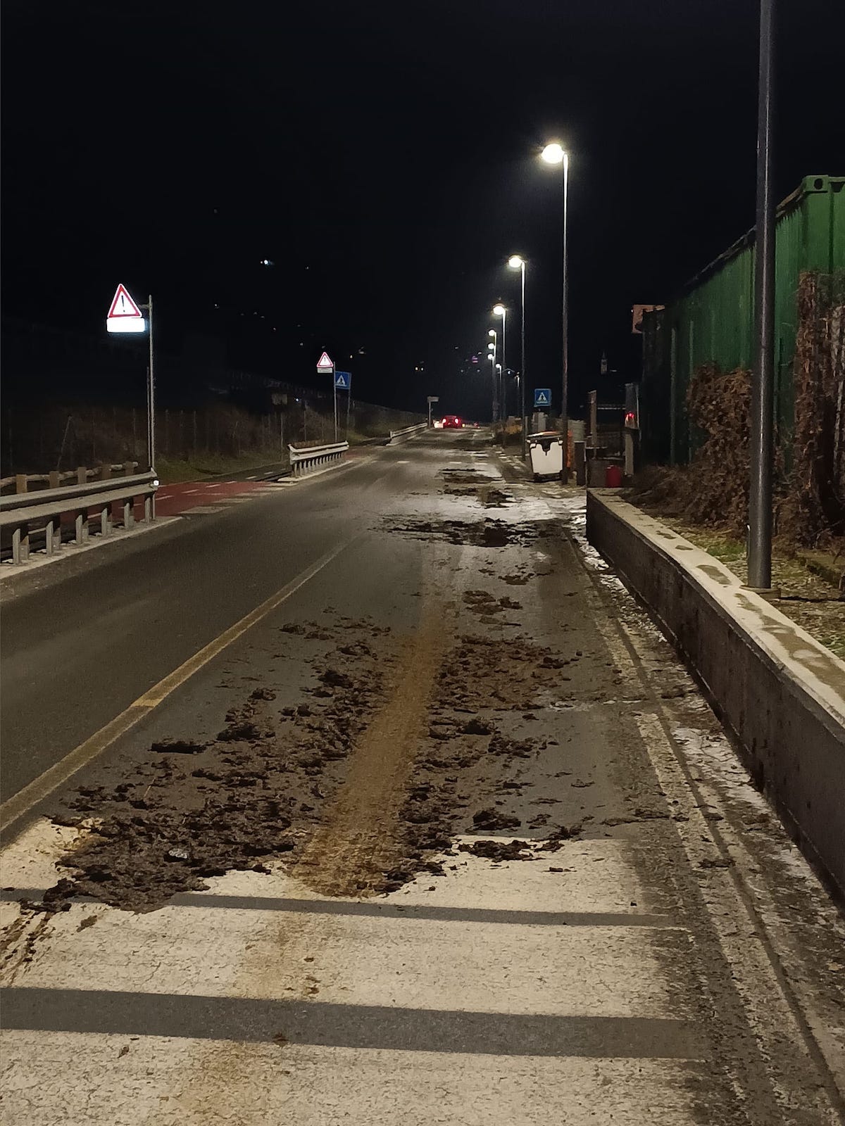 Il letame riversato accidentalmente sulla strada a Saint-Marcel