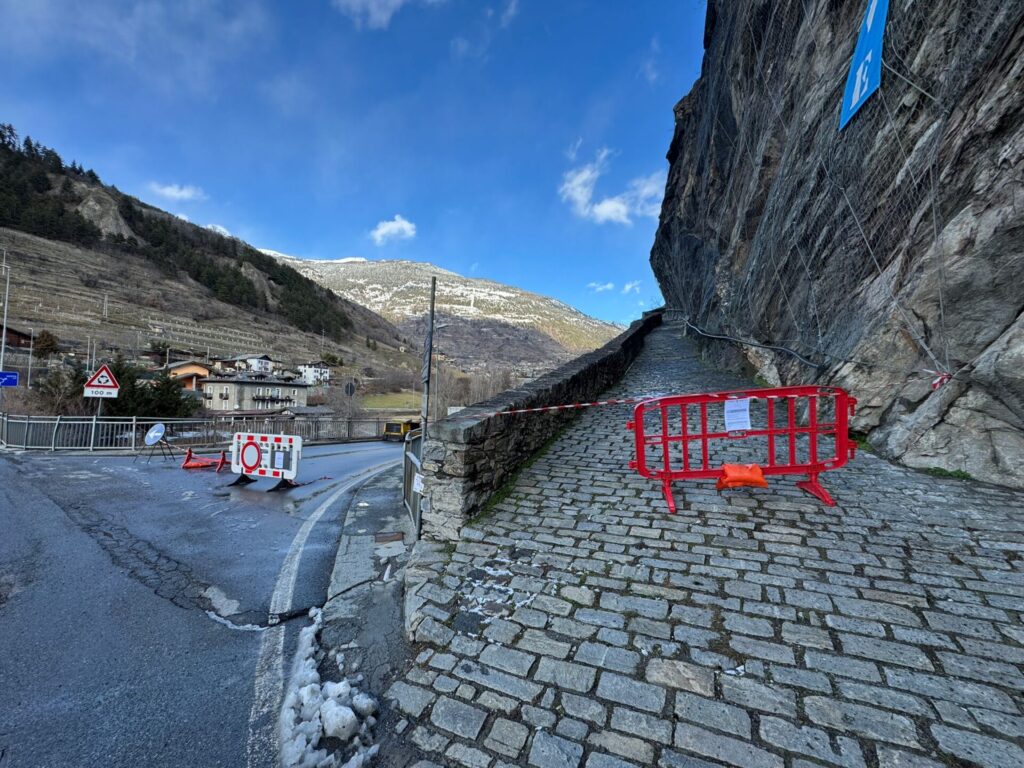 Caduta massi, chiuse due strade a Villeneuve e Arnad