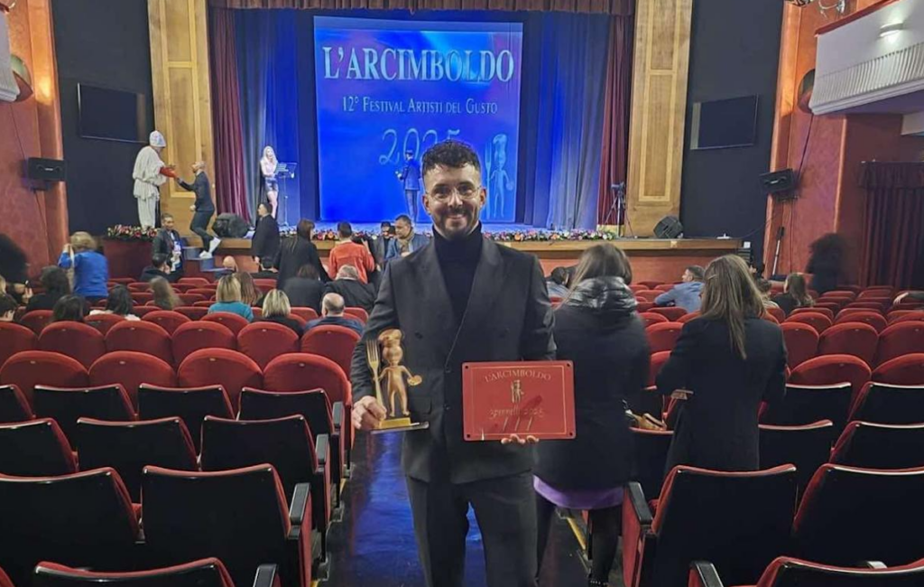 Maurizio Saulle vince l’Arcimboldo d’Oro 2025 e conquista 3 Pennelli d’Oro