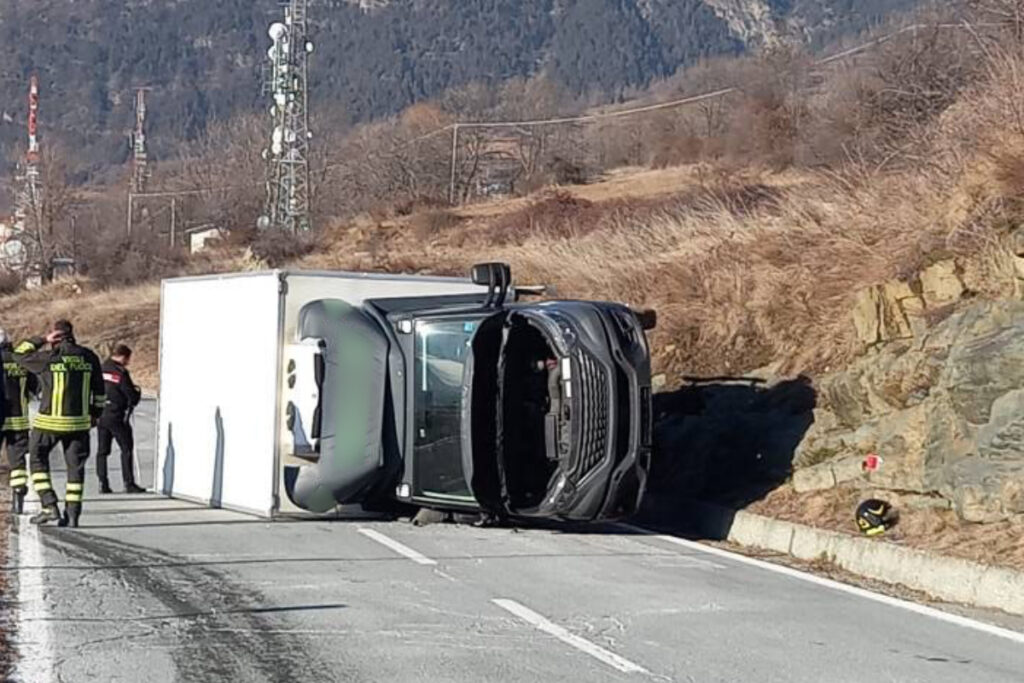 Furgone si ribalta sulla strada per il Col de Joux: ferito il conducente