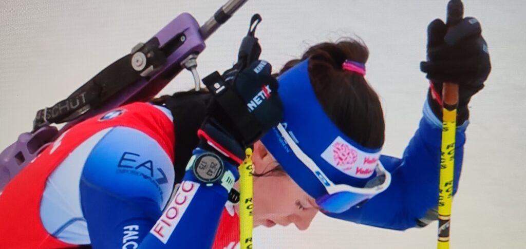 Gara in salita per la staffetta del biathlon con le valdostane Trabucchi e Carrara