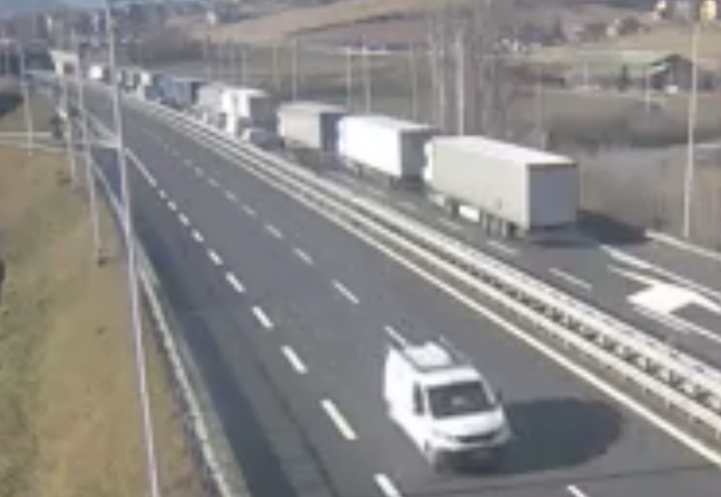 Tir fermi in autostrada