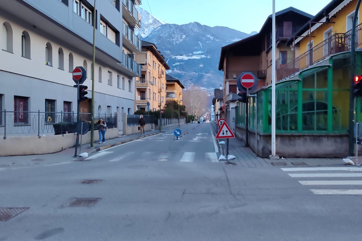 Il doppio senso di marcia in via Monte Solarolo, ad Aosta