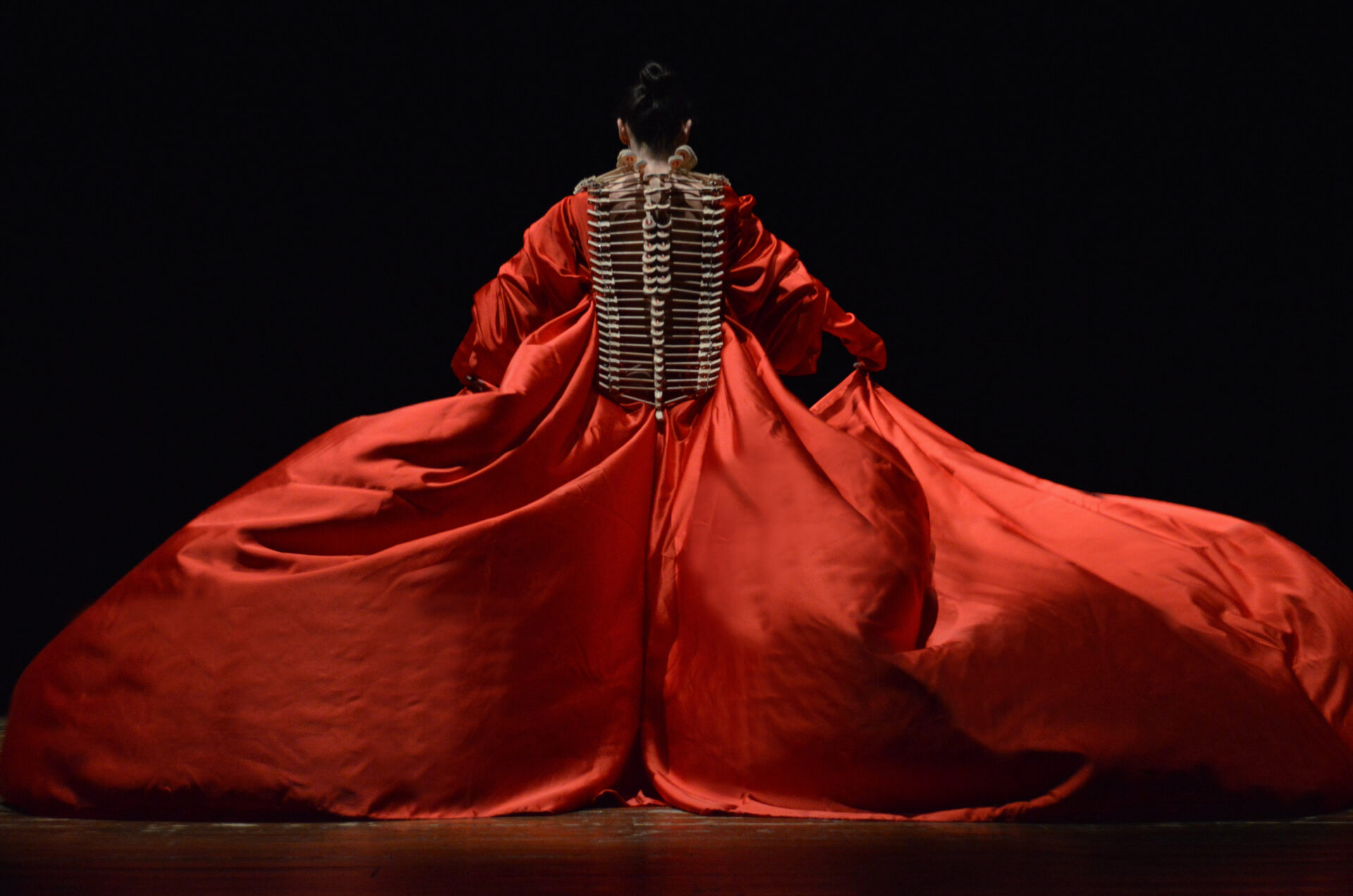 L'abito realizzato a mano da Armel Brustia con i martelletti di un pianoforte e seta rossa, tratto da progetto video performance BORN del 2015