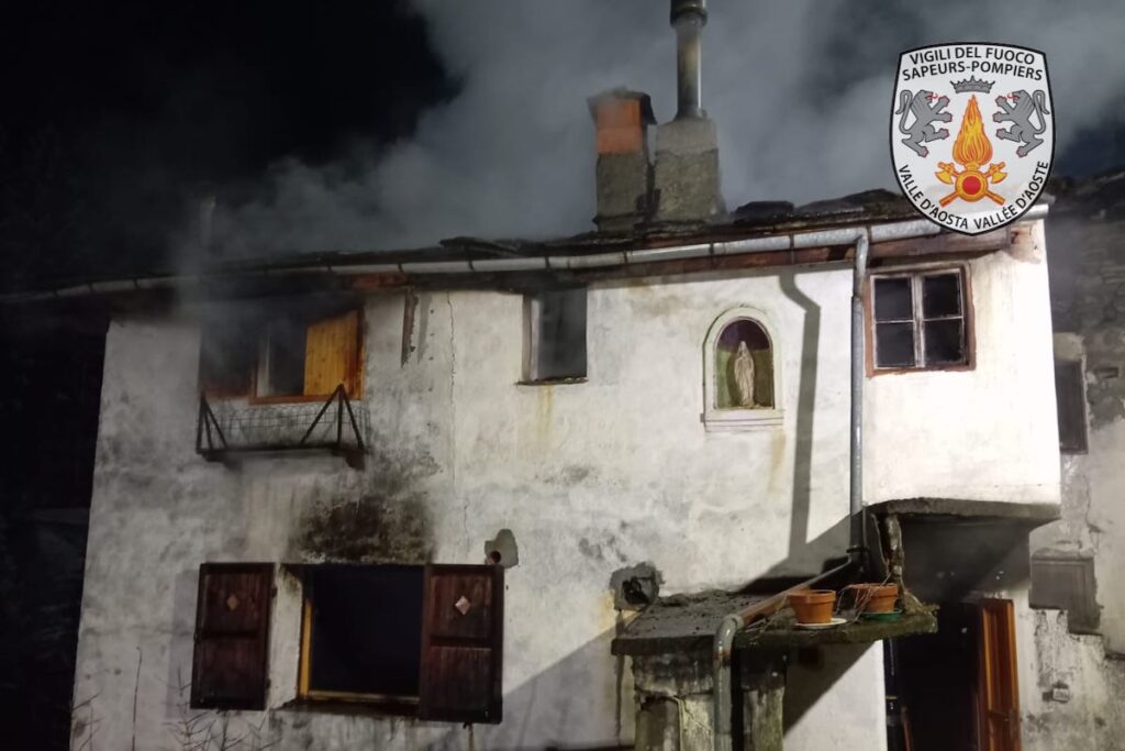 La palazzina di Pontboset colpita dall