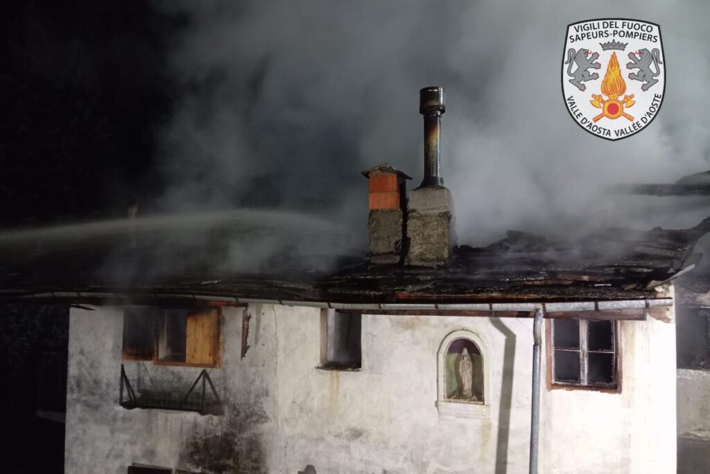 La palazzina di Pontboset colpita dall