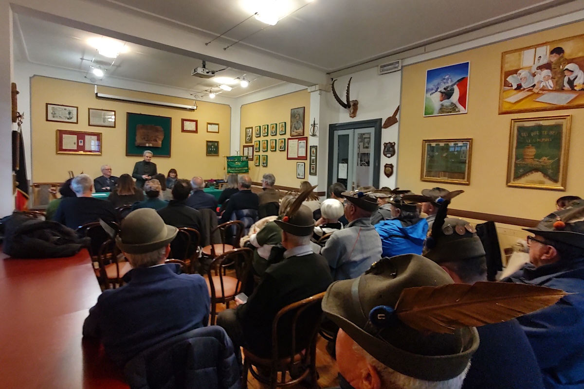 La consegna dei fondi raccolti dall'Associazione nazionale alpini al Marché Vert Noël