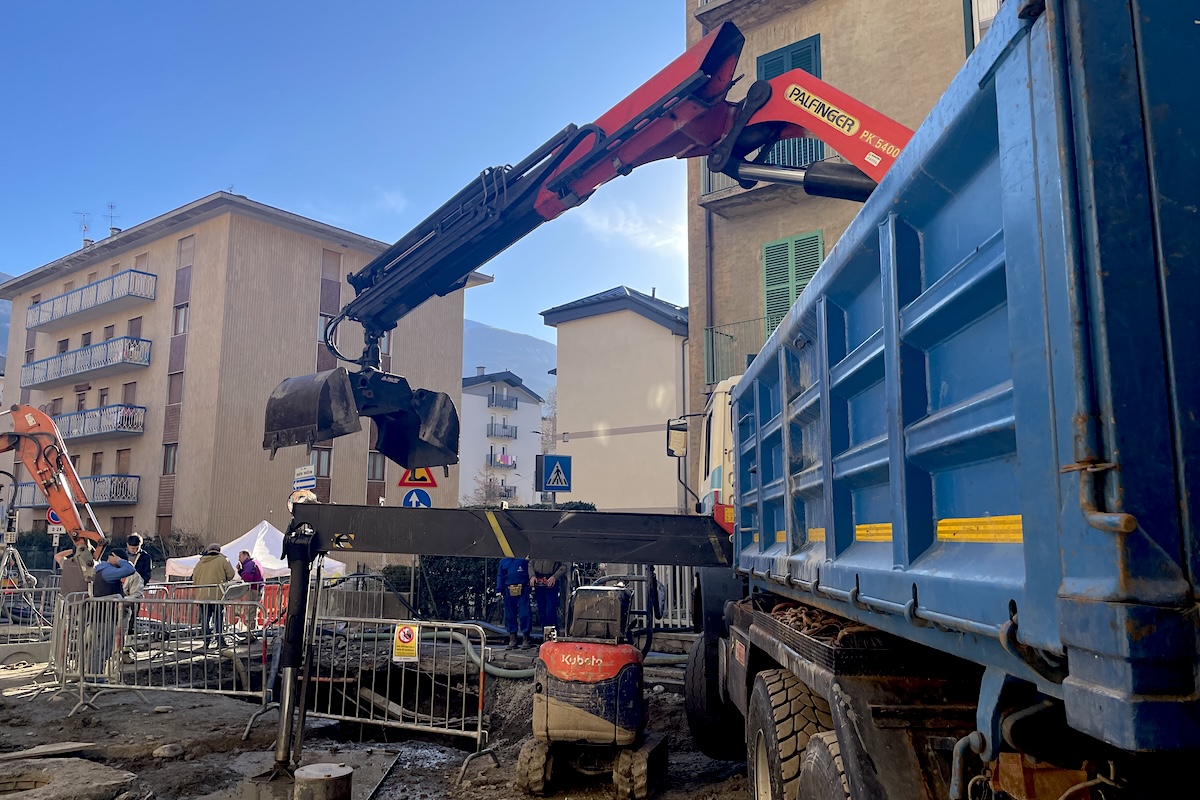 La nuova autogrù con pinza in via Monte Vodice