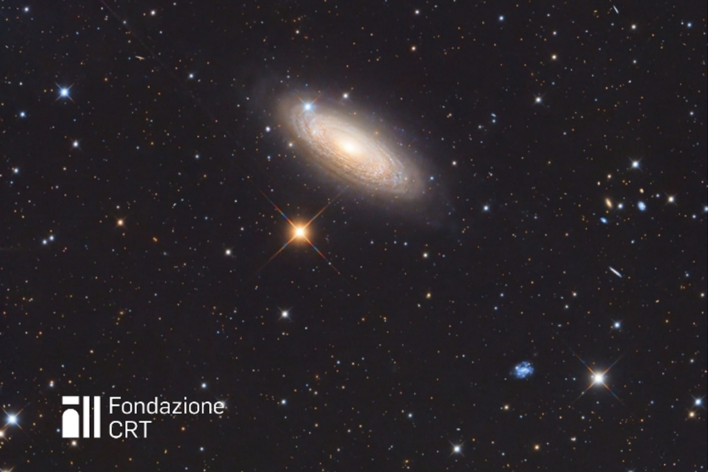 La galassia NGC 2841 nella costellazione dell’Orsa Maggiore, ripresa dalle piazzole dell’Osservatorio Astronomico della Regione Autonoma Valle d’Aosta. Cortesia Andrea Bavaro per la Fondazione C. Fillietroz-ONLUS