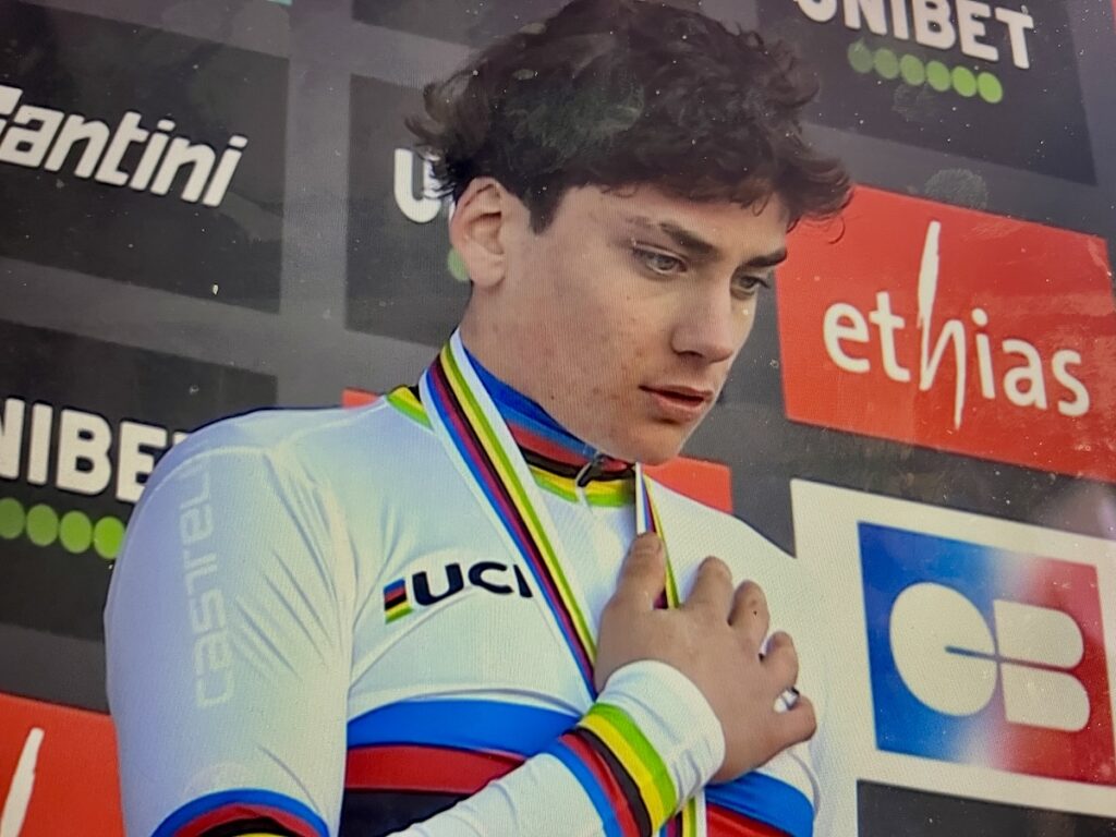 Mattia Agostinacchio campione del mondo di ciclocross junior: l’azzurro trionfa a Liévin