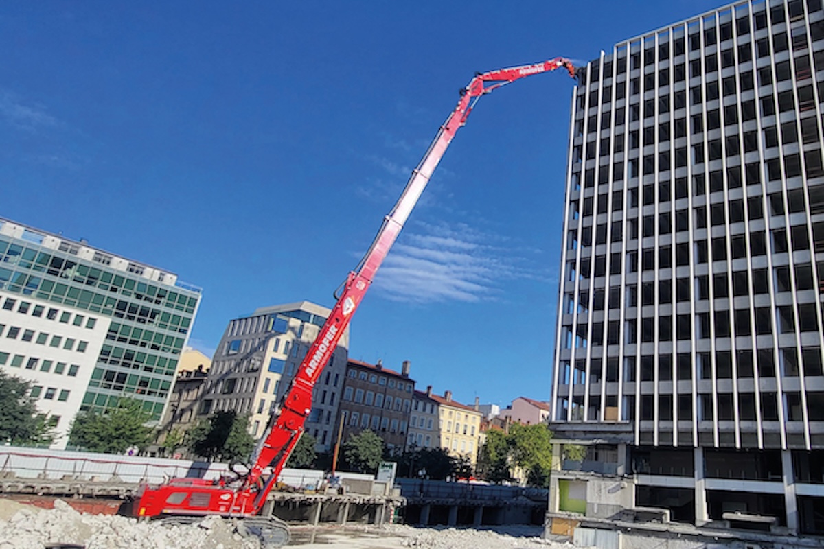 Il mezzo che demolirà i grattacieli in azione a Lione