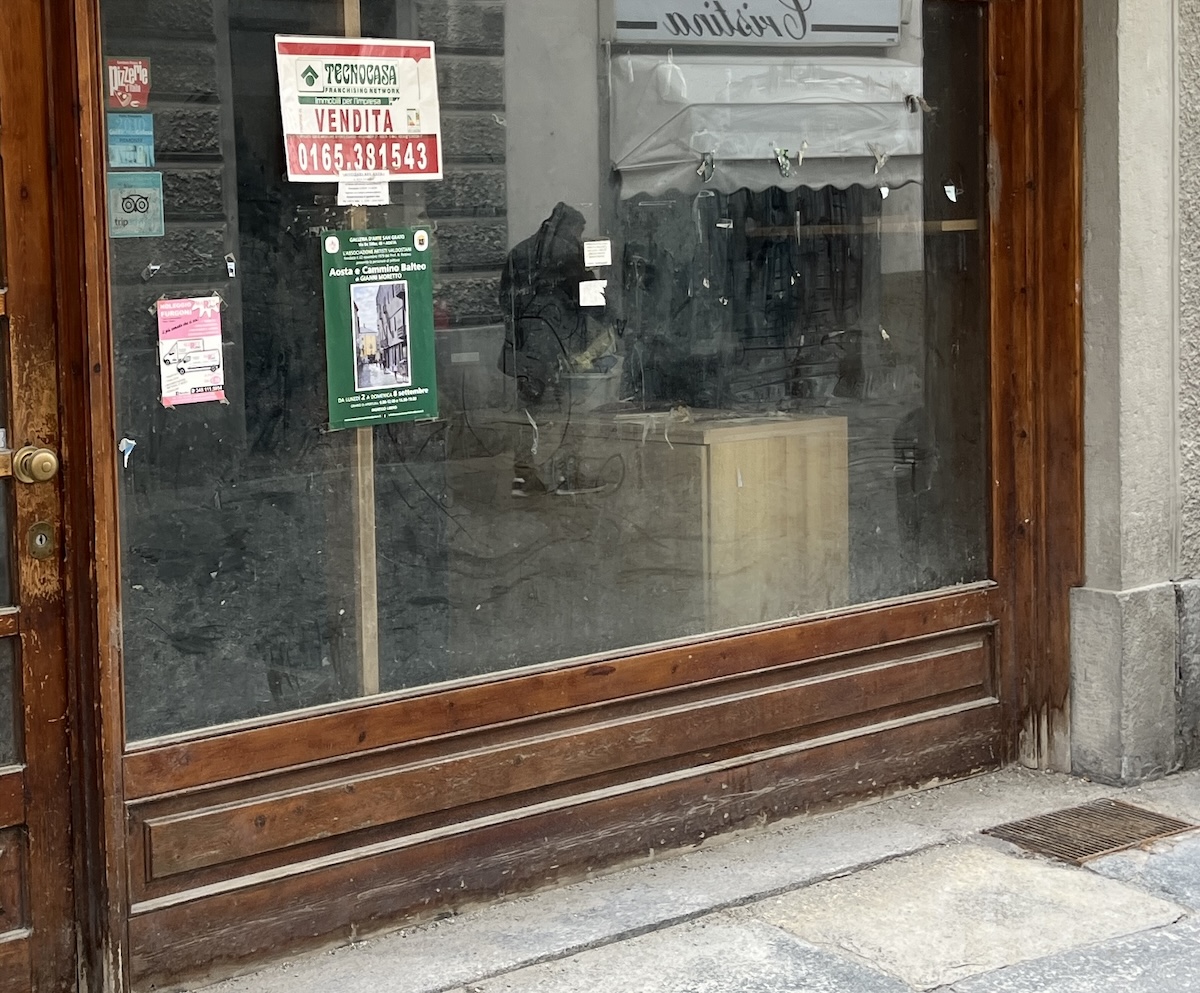 negozi chiusi, serrande abbassate