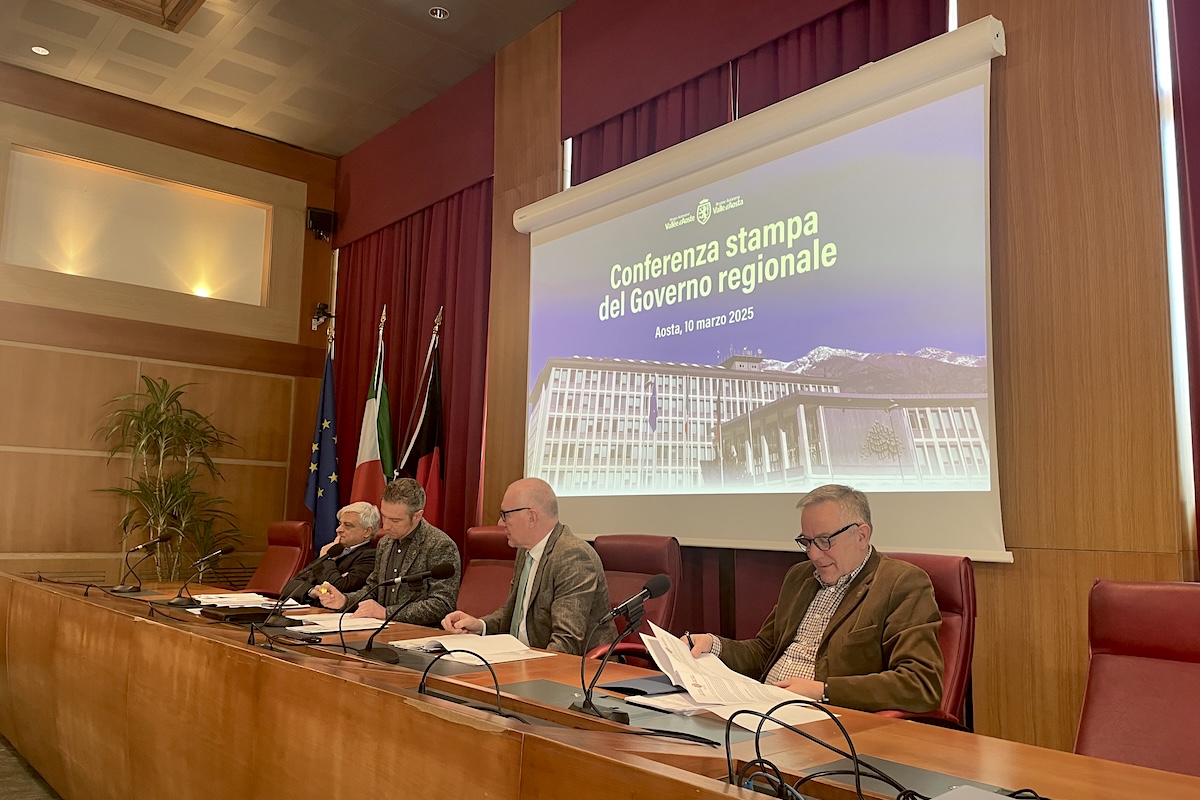 La Giunta regionale in conferenza stampa. Da sx: Caveri, Sapinet. Testolin e Grosjacques