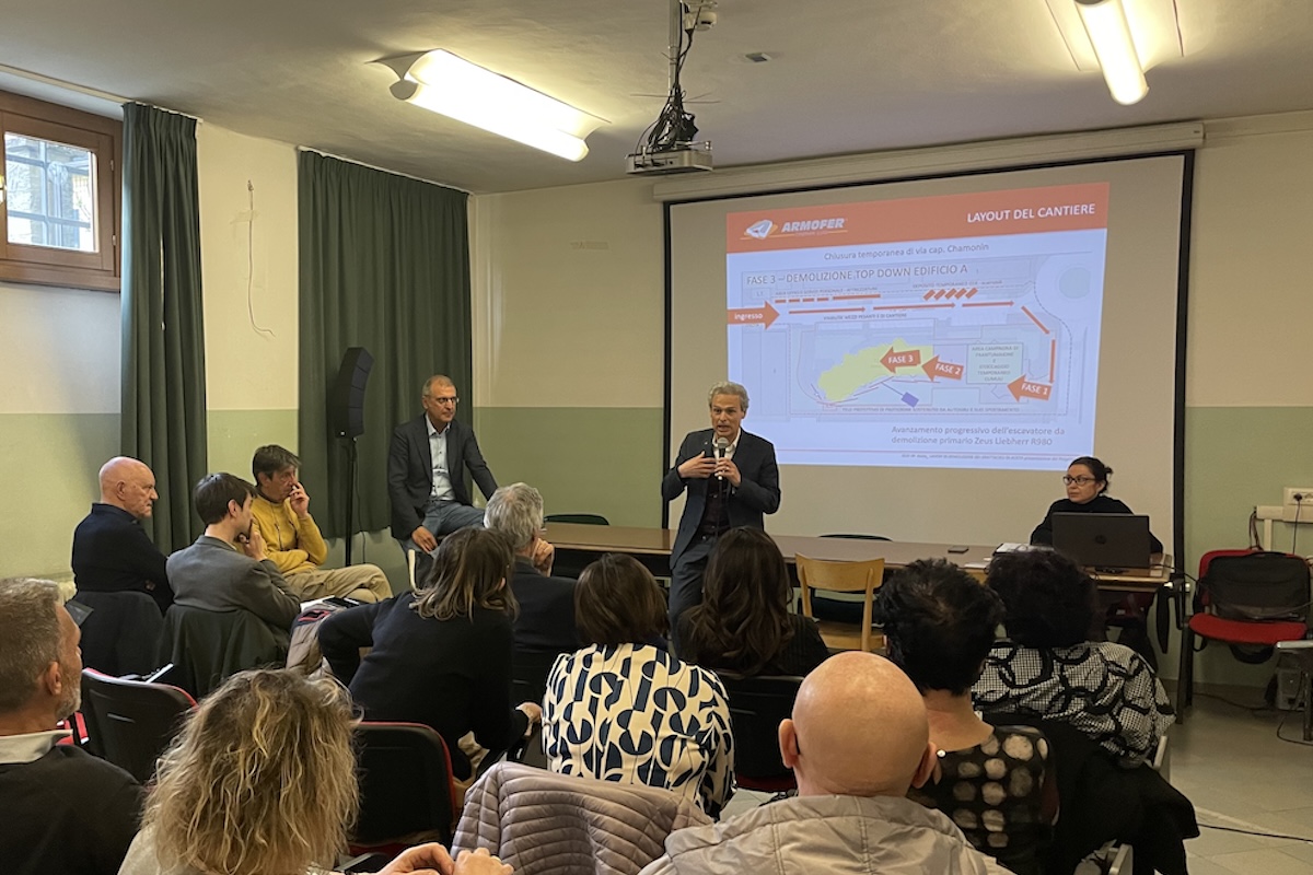Nuti all'incontro con i cittadini per la demolizione dei grattacieli