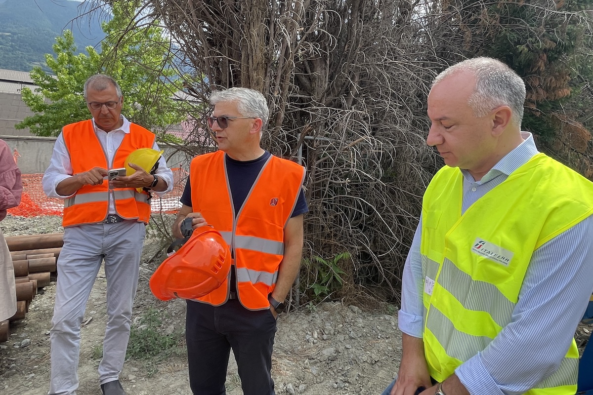 L'assessore ai Trasporti Bertschy con l'ingegner Pitisci. Dietro l'assessore di Aosta Cometto