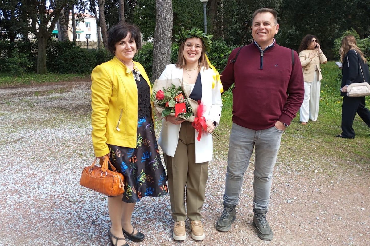 Rossella Bartoloni con i genitori nel giorno della laurea